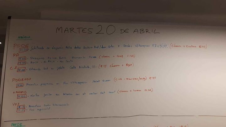 Pizarra de la redacción del equipo de seguimiento de la campaña electoral de RTVM con las previsiones del día / TELEMADRID