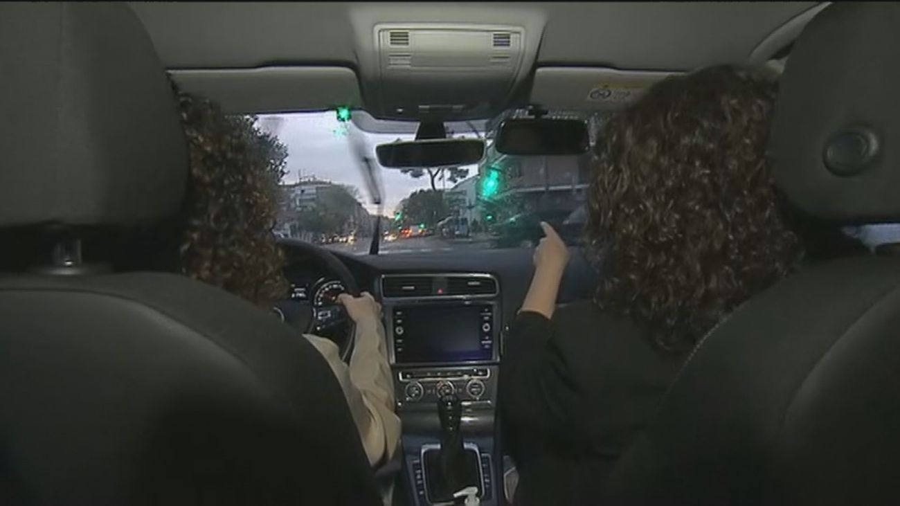 Alumnos y profesores de autoescuela denuncian retrasos de meses en los exámenes del carnet de conducir