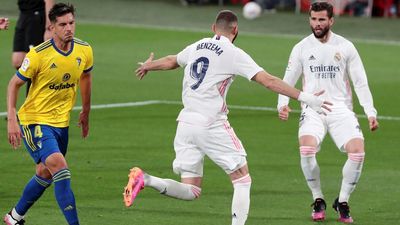 0-3. El Real Madrid se pasea ante el Cádiz con un estelar Benzema