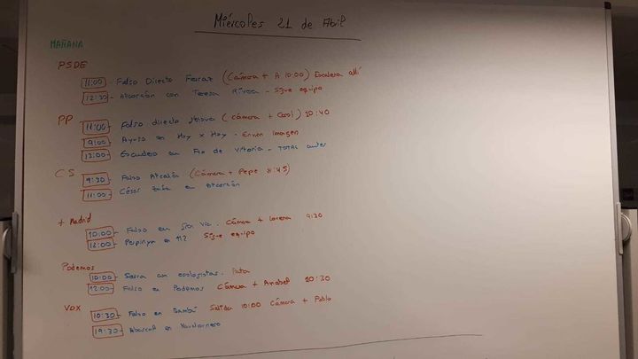 Pizarra con las previsiones del día en la redacción de seguimiento de la campaña electoral en RTVM / TELEMADRID