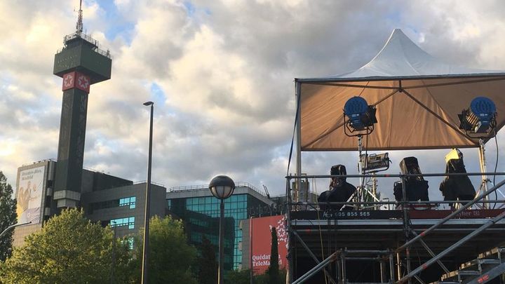 Imagen del set instalado por Telemadrid en los exteriores del edificio de RTVM / D.H.
