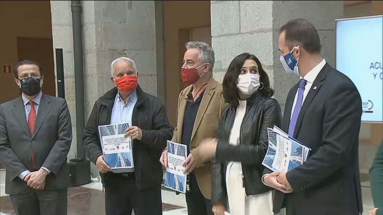 Ayuso firma con los sindicatos dos acuerdos para regular las condiciones de 43.000 empleados públicos