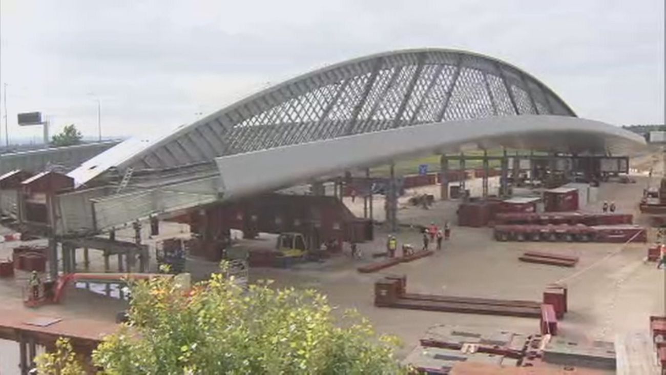 Cortados los accesos a la T4 de Barajas por la colocación del Puente de la Concordia