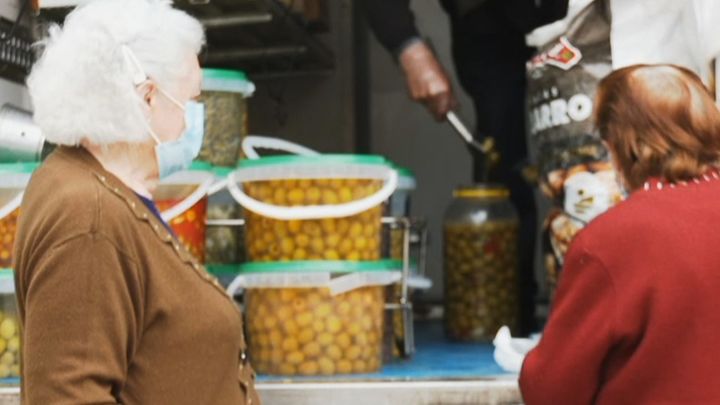Hilario recorre pueblos de la Comunidad de Madrid con su furgoneta para vender sus productos / Telemadrid