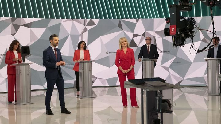 María Rey y Jon Ariztimuño moderaron el debate. / Comunicación Telemadrid