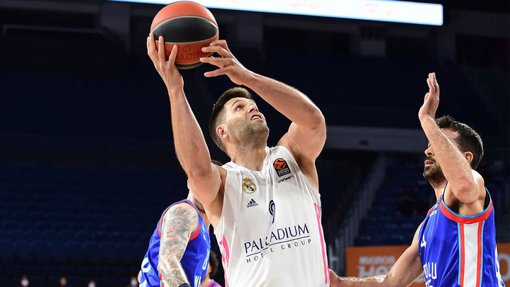 Felipe Reyes ante el Efes / @rmbaloncesto