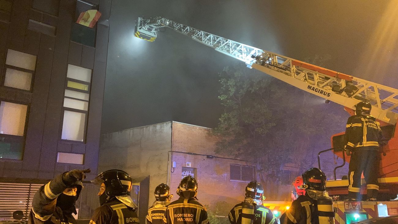 Un incendio daña una nave de artes gráficas en Puente de Vallecas