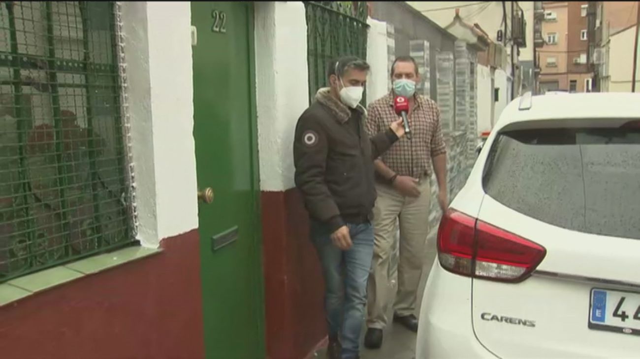 Los vecinos de la calle Giráldez  de Vallecas, atrapados por una acera estrecha y por los coches aparcados