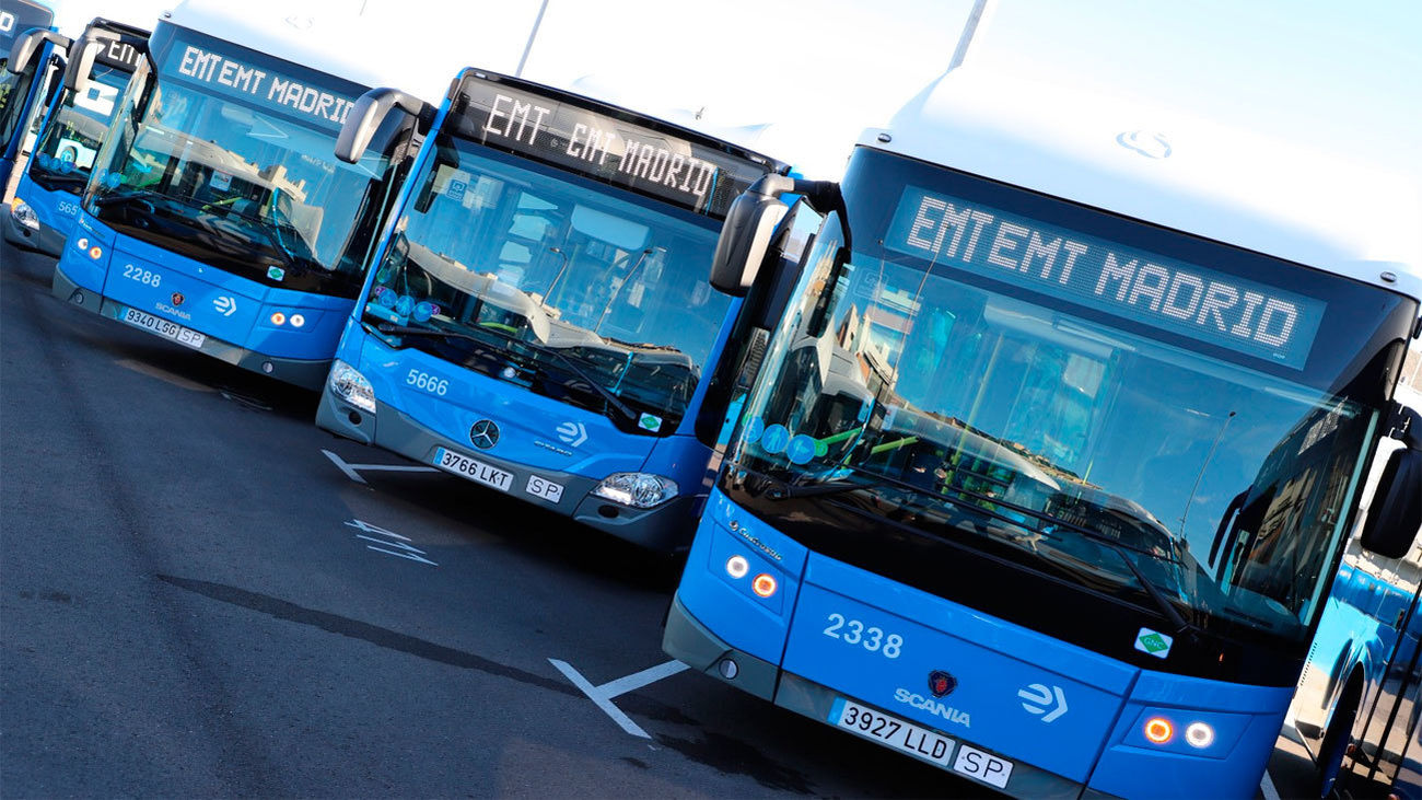 Varios autobuses de la EMT en Madrid