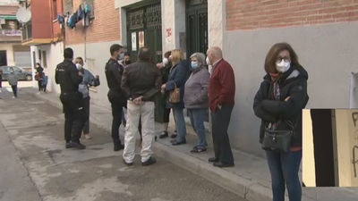 Los vecinos se plantan con caceroladas contra los okupas violentos de dos edificios de Carabanchel: "Hasta que los echemos"