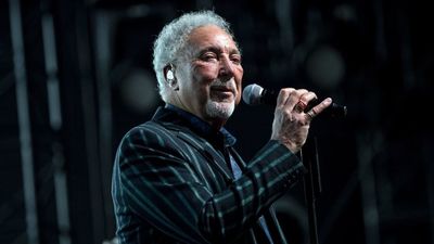 Tom Jones, el ‘tigre de Gales’, ruge más fuerte que nunca a sus 80 años