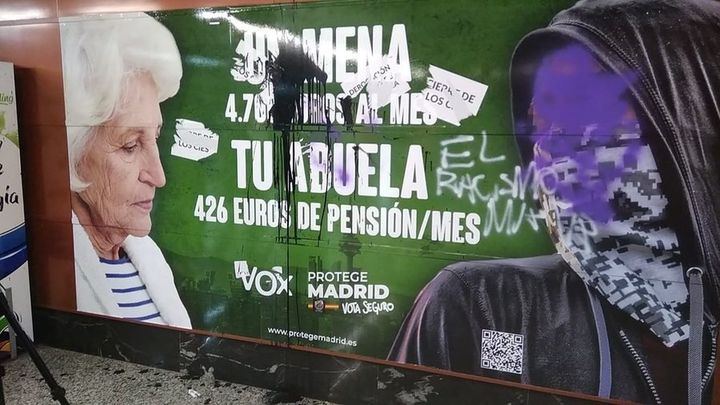 Cartel electoral de Vox vandalizado en la estación de Sol / EUROPA PRESS