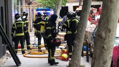 Un incendio en un local en obras en Prosperidad deja cinco atendidos leves por humo