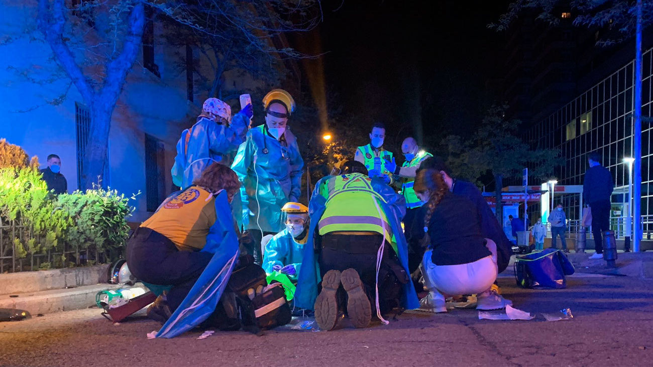 Los servicios de emergencia atienden a uno de los heridos en el accidente