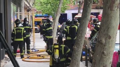 Los bomberos desalojan un bloque de 25 viviendas tras el incendio de Prosperidad