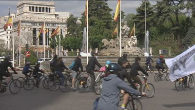 Cientos de personas piden una red básica de carriles bici para Madrid
