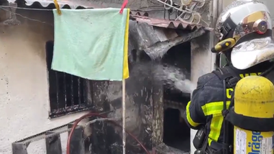 Bomberos de la Comunidad de Madrid extinguen un incendio en un edificio de Majadahonda