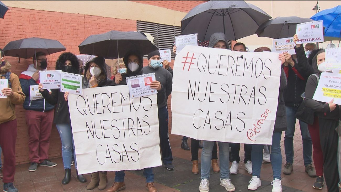 Los vecinos del Rosón de Getafe protestan ante el ayuntamiento para reclamar sus viviendas de protección oficial