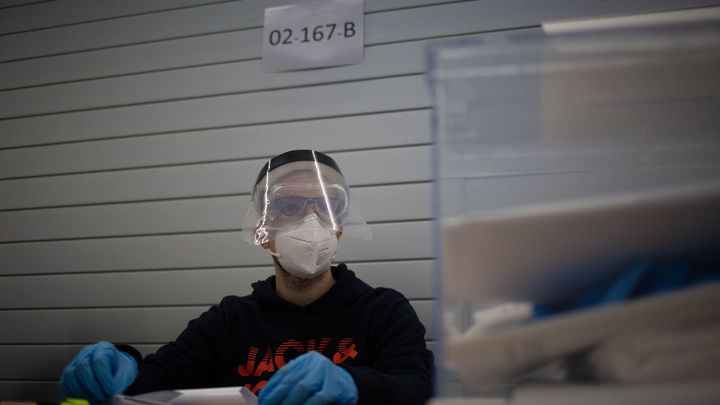 Miembro de una mesa electoral en las pasadas elecciones catalanas / EUROPA PRESS