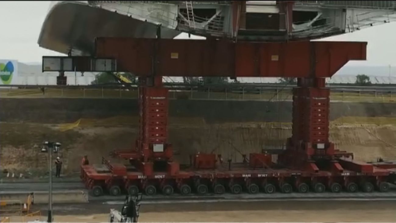 Así se instala el Puente de la Concordia con una descomunal grúa que mueve 2.500 toneladas