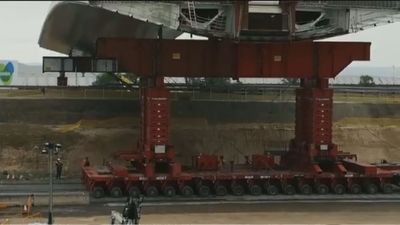 Así se instala el Puente de la Concordia con una descomunal grúa que mueve 2.500 toneladas