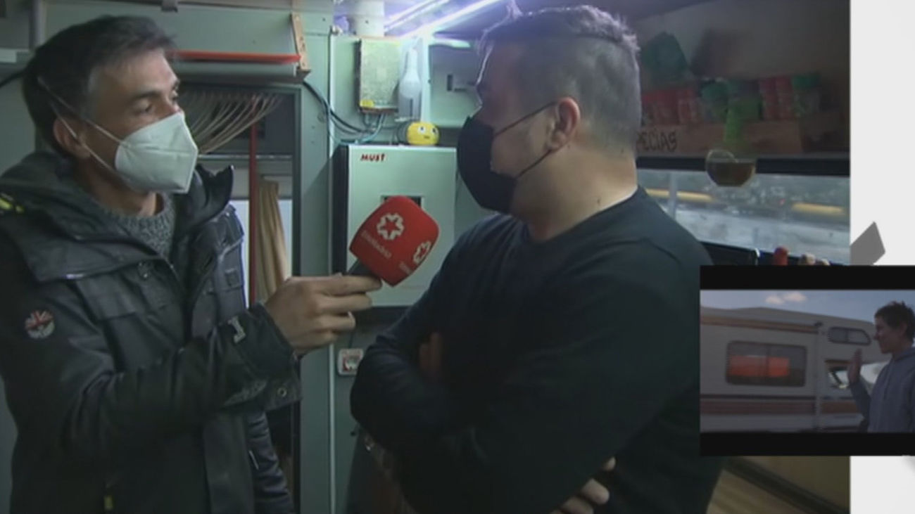 El ‘Nomadland’ madrileño que vive en un autobús: “La ventaja es que puedes encontrar trabajo en cualquier sitio”