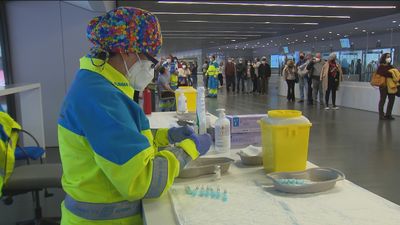 Madrid prevé vacunar a 300.000 personas esta semana mientras tocan techo los contagios