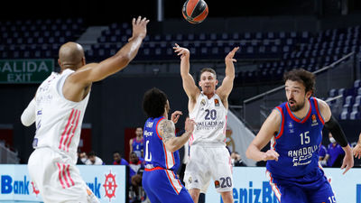 80-76. El Real Madrid tira de orgullo y fuerza el cuarto partido ante el Efes