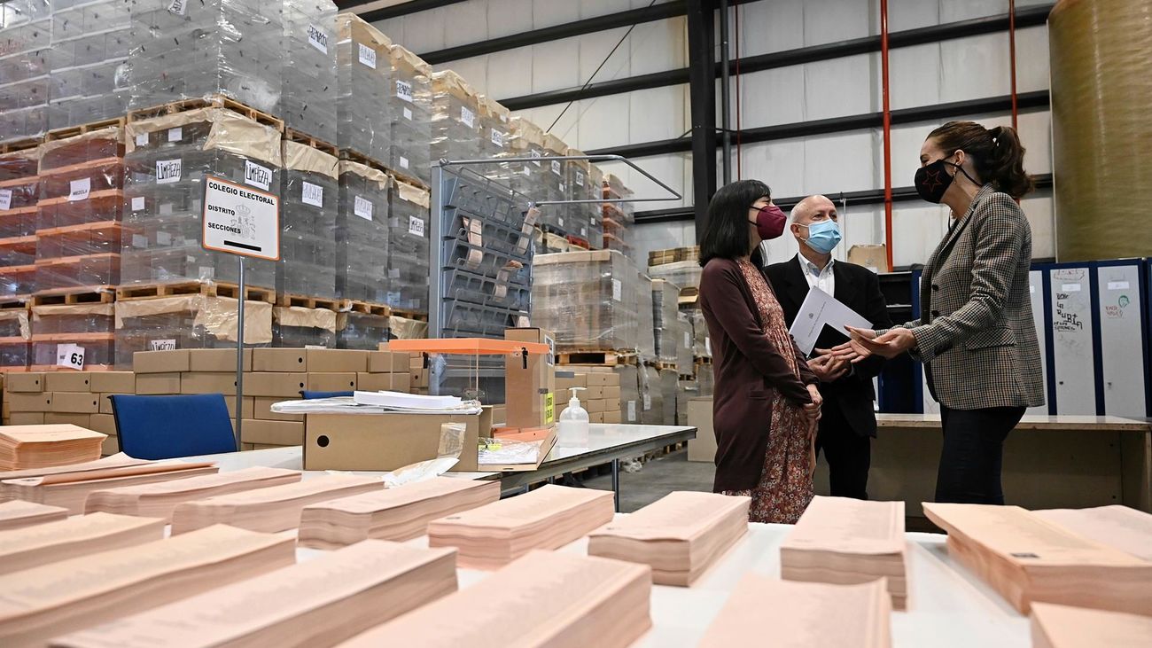 Las cifras del 4M: 5 millones de mascarillas, 55.000 litros de gel, 96 millones de papeletas, 9.000 urnas, 7.265 mesas...