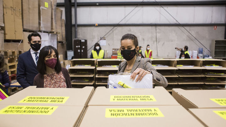 La delegada del Gobierno en Madrid, Mercedes González y la consejera de Presidencia, Eugenia Carballedo. / EUROPA PRESS