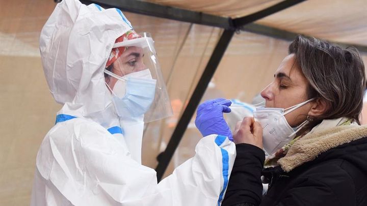 Sanitario realiza una prueba PCR / EFE