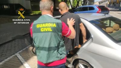 La Guardia Civil detiene en Barajas a un hombre por estafar 120.000 euros a una empresa por mascarillas que no recibió