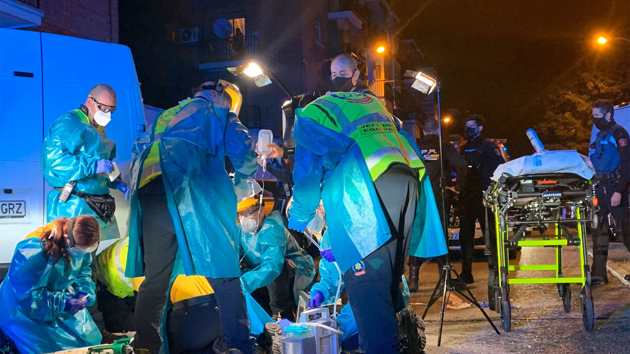 Miembros de los servicios de emergencias atendiendo a uno de los heridos