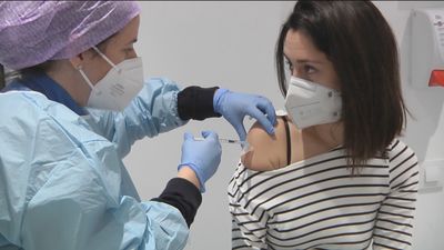 Sanidad notifica 8.665 casos y 88 muertes y emplaza al viernes la decisión sobre la segunda dosis de AstraZeneca