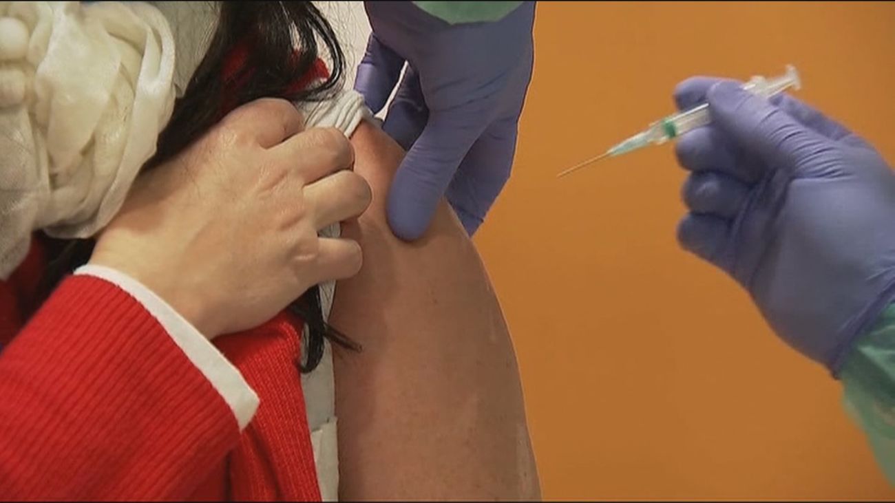 Dos de cada tres mayores de 60 años tienen ya la primera dosis  y Sánchez cree que el ritmo de vacunación es “esperanzador”