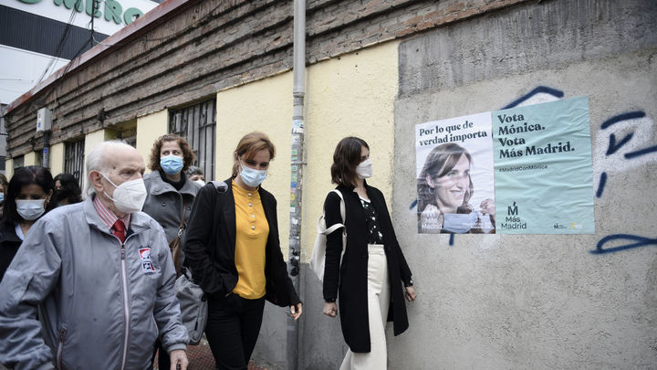 La candidata de Más Madrid a la Presidencia de la Comunidad de Madrid, Mónica García, durante la visita al distrito de Carabanchel / EUROPA PRESS