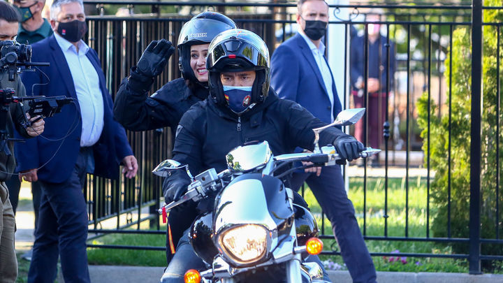 Ayuso pasea 'de paquete' junto a un grupo de motoristas en Valdemoro / EUROPA PRESS