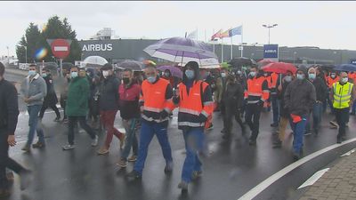 Los trabajadores de Airbus protestan por los despidos