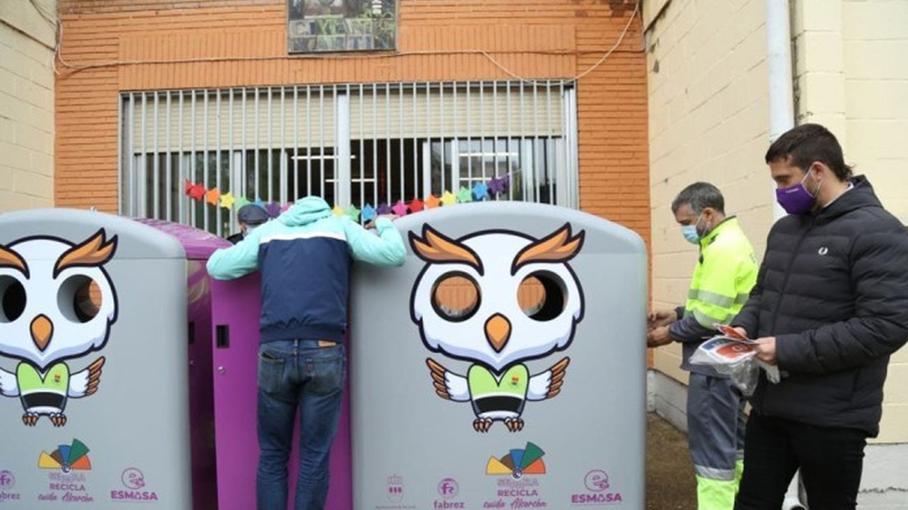 Alcorcón instala contenedores que incluyen fracción orgánica para promover el reciclaje en centros escolares