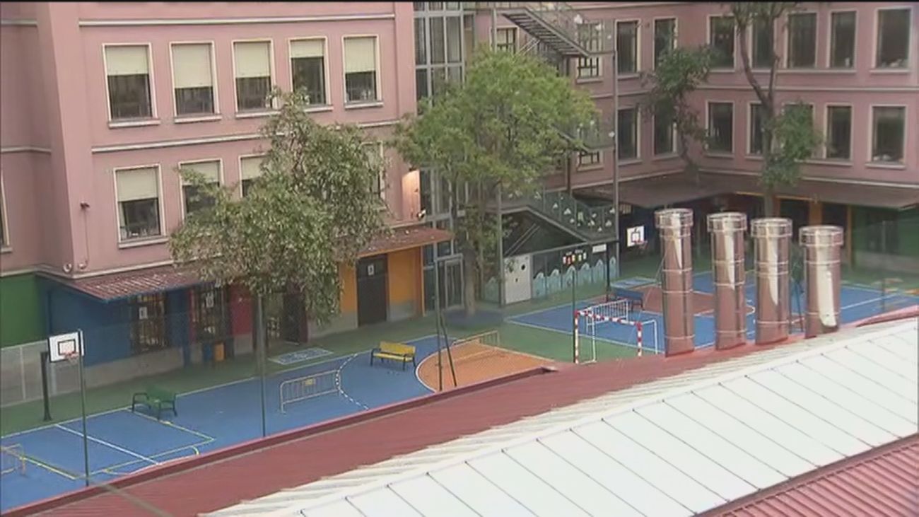 Protesta vecinal por la instalación de chimeneas industriales de 'cocinas fantasma'  junto a un colegio de Legazpi