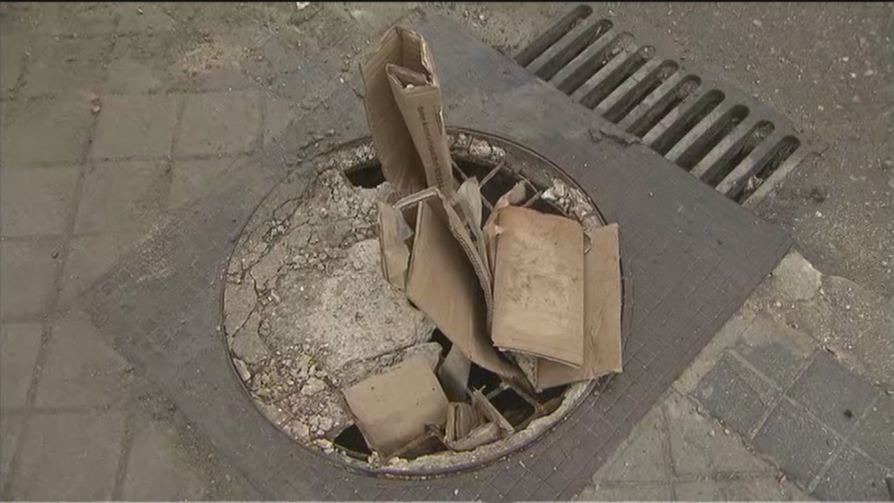 Los vecinos alertan de una alcantarilla rota y peligrosa en Villaverde Alto y piden que se repare con urgencia