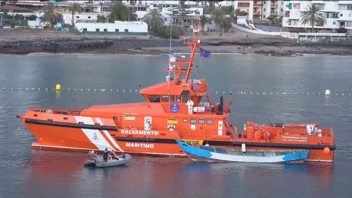 El cayuco junto a la embarcación de Salvamento Marítimo / REDACCIÓN