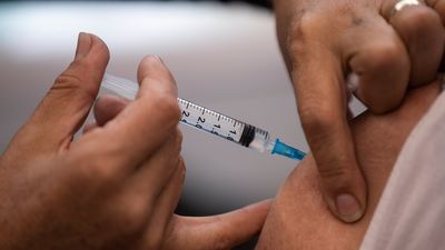 Madrid comienza a vacunar a los menores de 60 de grupos prioritarios con Pzifer en los hospitales públicos