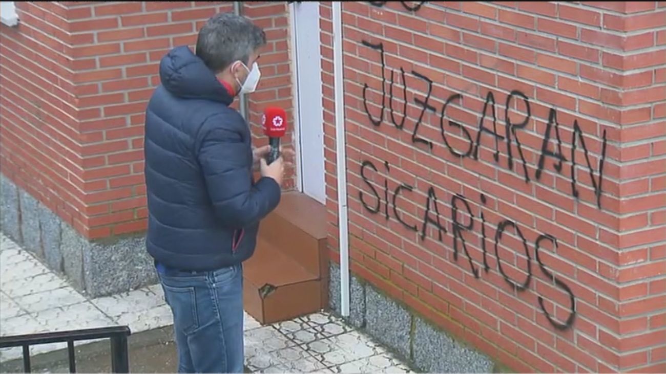 Pintadas amenazantes en la fachada de un centro de salud de Villanueva de Perales