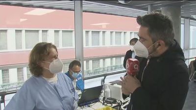 María José, enfermera jubilada en la campaña de vacunación de Madrid: “Lo hacemos por humanidad”