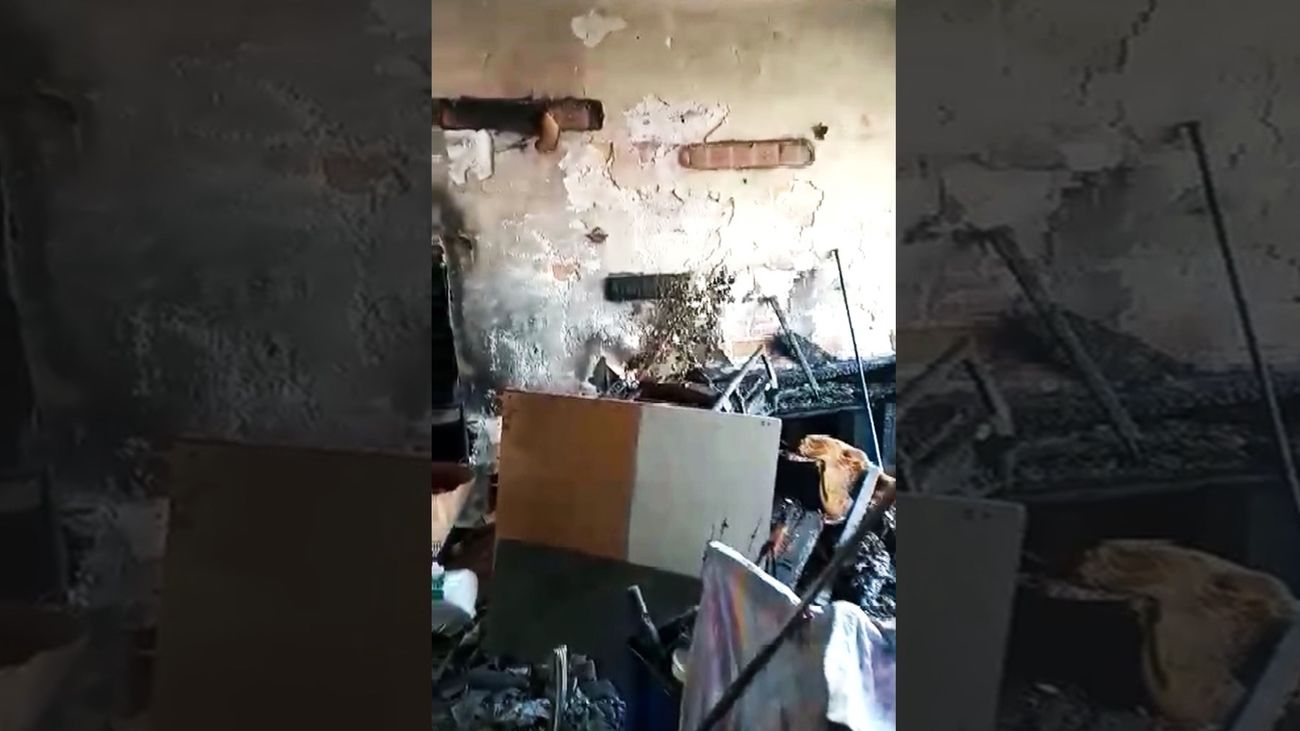 Una anciana vive entre los restos de su casa quemada