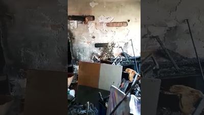 Una anciana vive entre los restos de su casa quemada