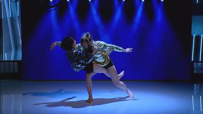 Melania Olcina y Arthúr Bernard Bazín danzan en el Telenoticias