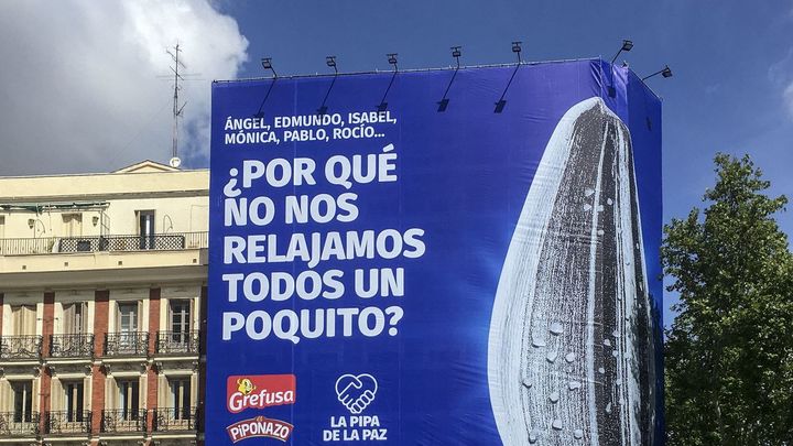 Lona de una empresa de frutos secos instalada en la calle Princesa / EUROPA PRESS