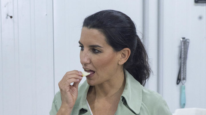 Rocío Monasterio come queso en una visita a una industria de Campo Real / EUROPA PRESS